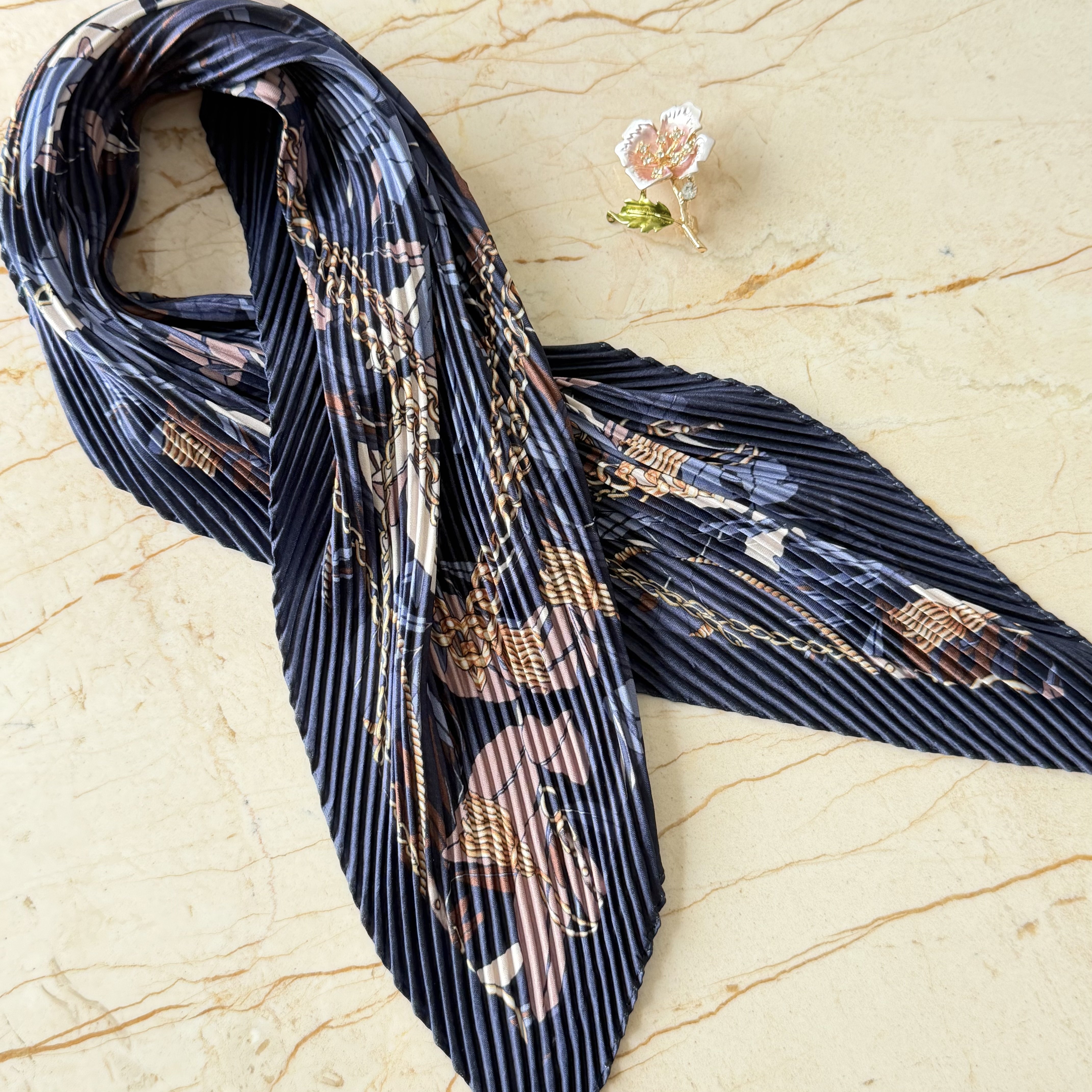 Çiçek Broş Fular Kombin