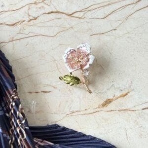 Çiçek Broş Fular Kombin