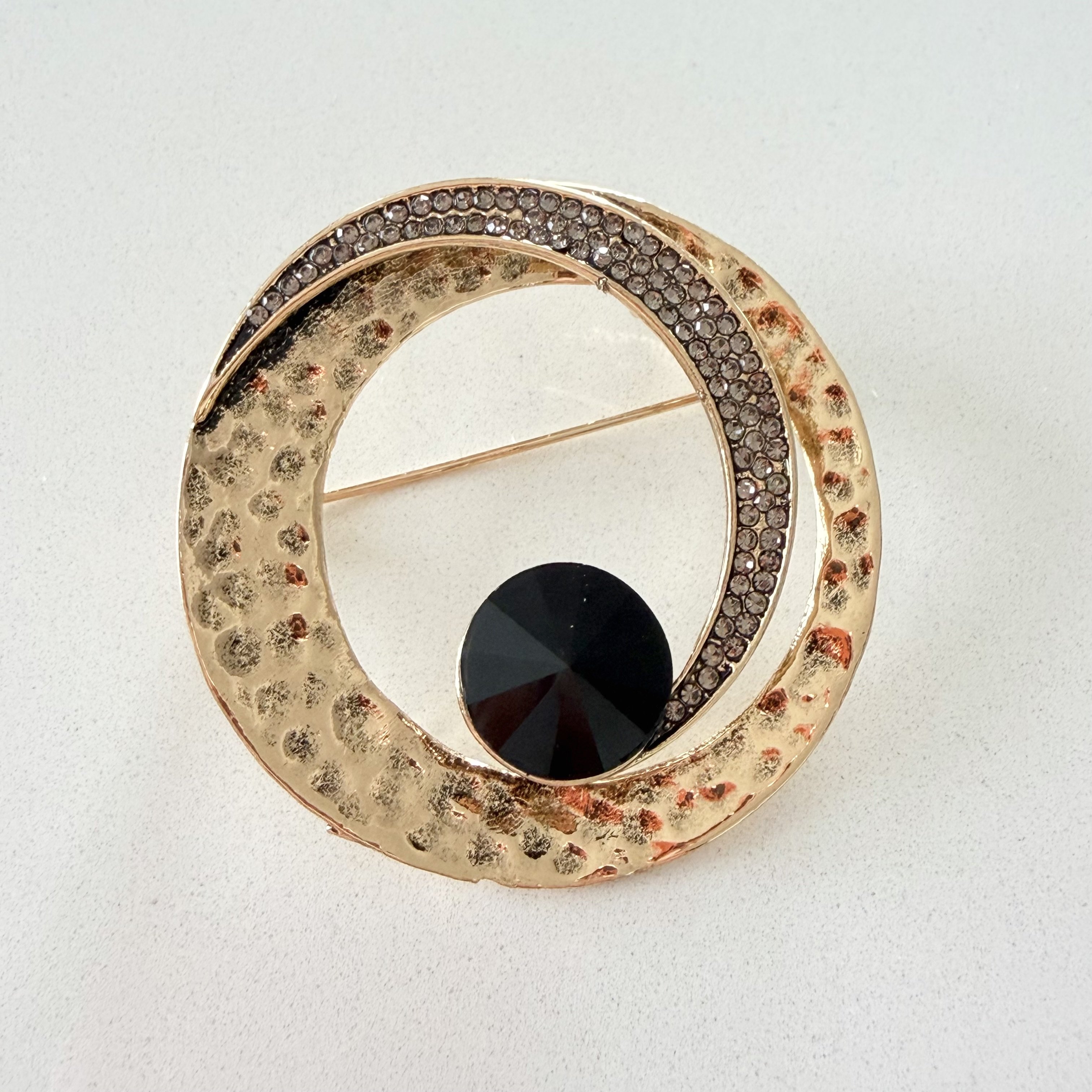 Siyah Taşlı Geometrik Gold Broş