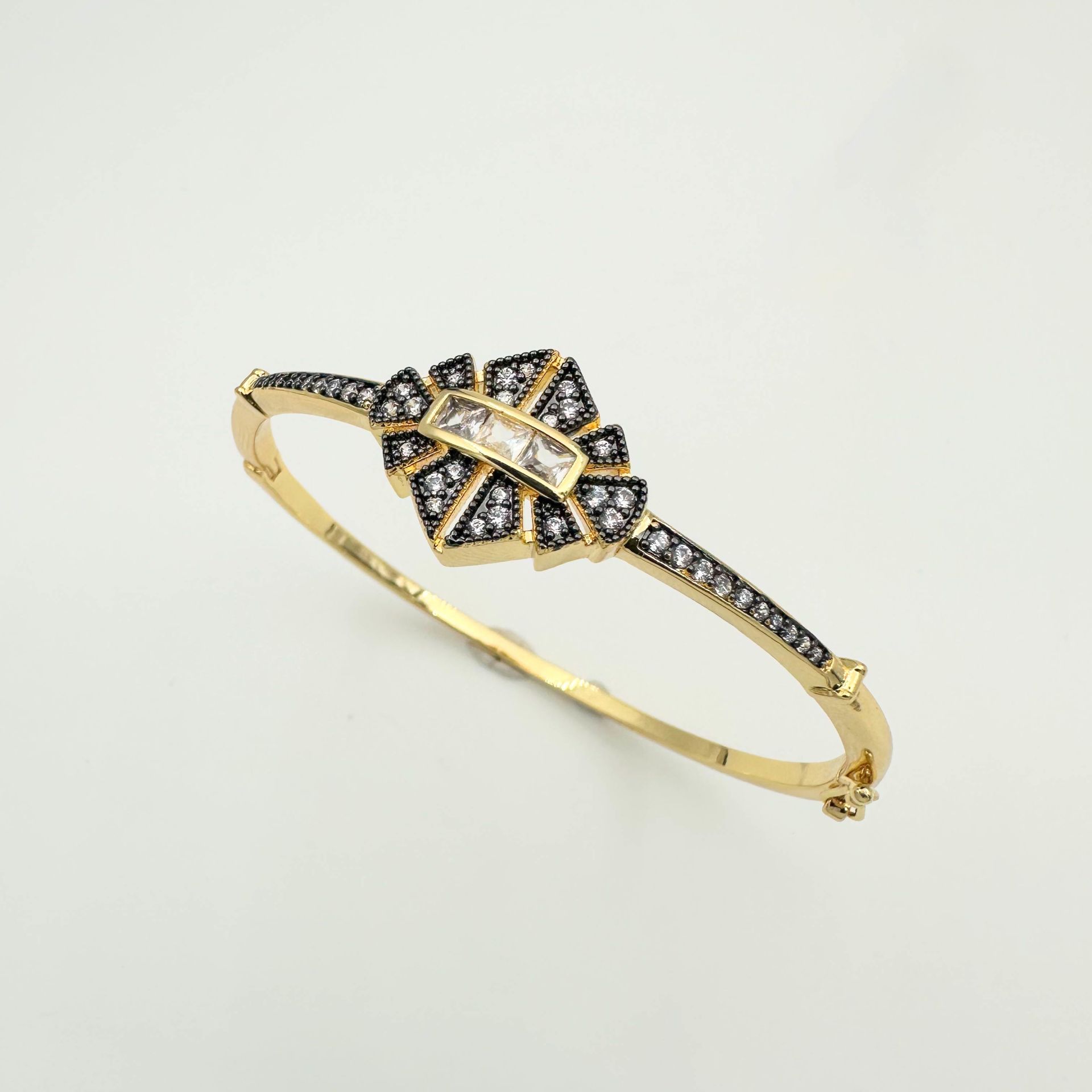 Özel Seri Siyah Montörlü Motif Detaylı Kelepçe