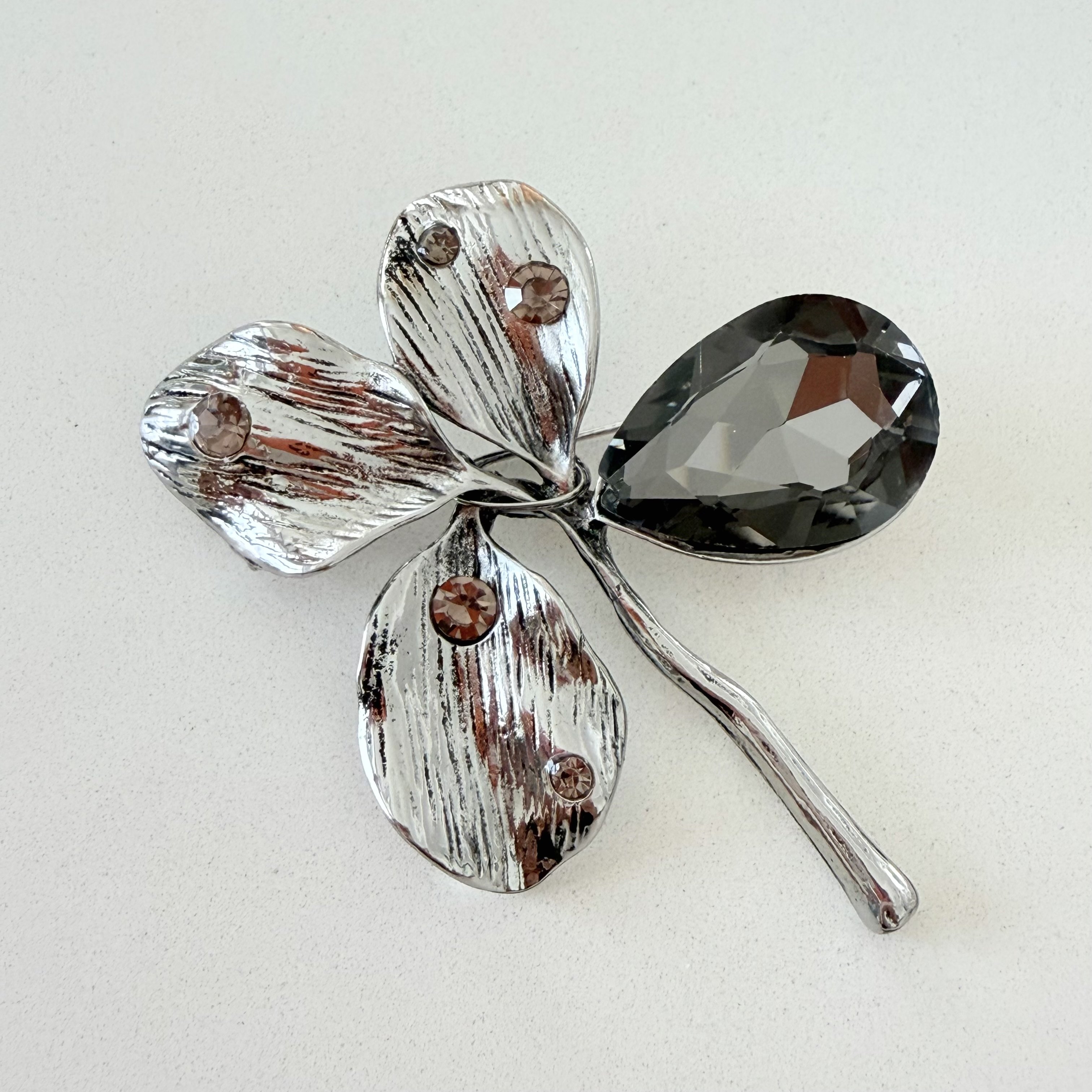 Gri Kristal Taşlı Çiçek Broş