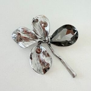 Gri Kristal Taşlı Çiçek Broş