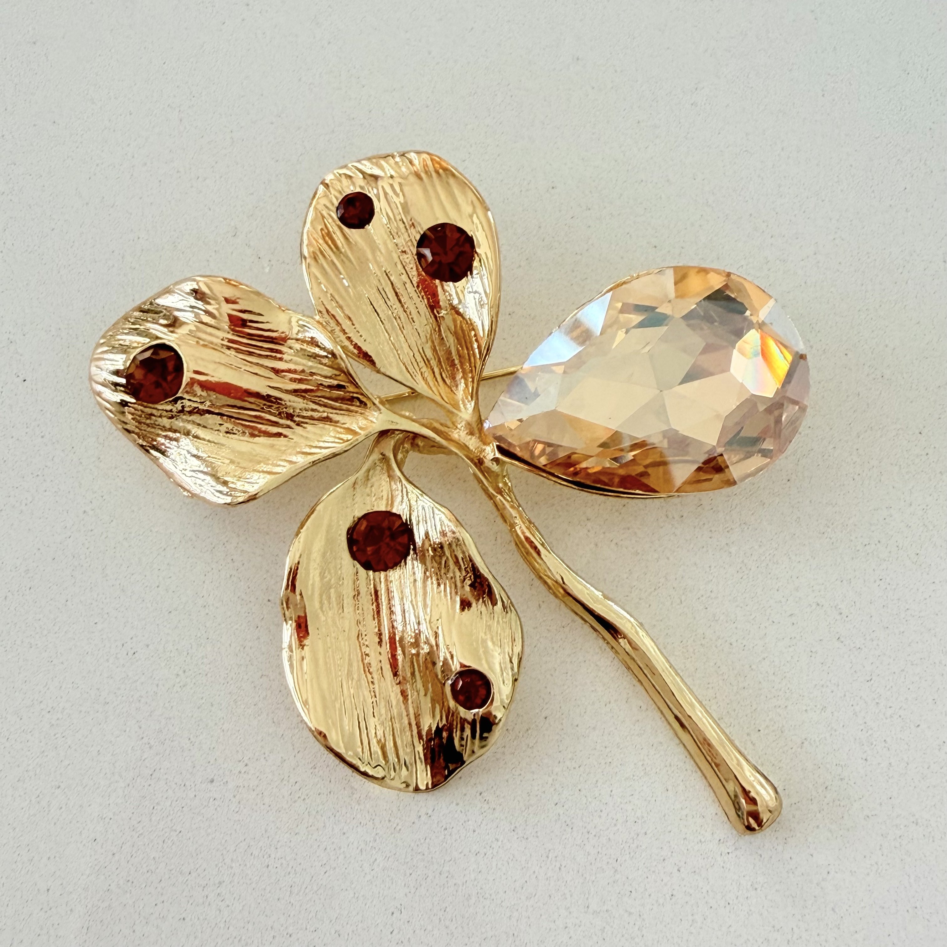 Somon Kristal Taşlı Çiçek Broş