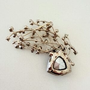 Taş Detaylı Broş