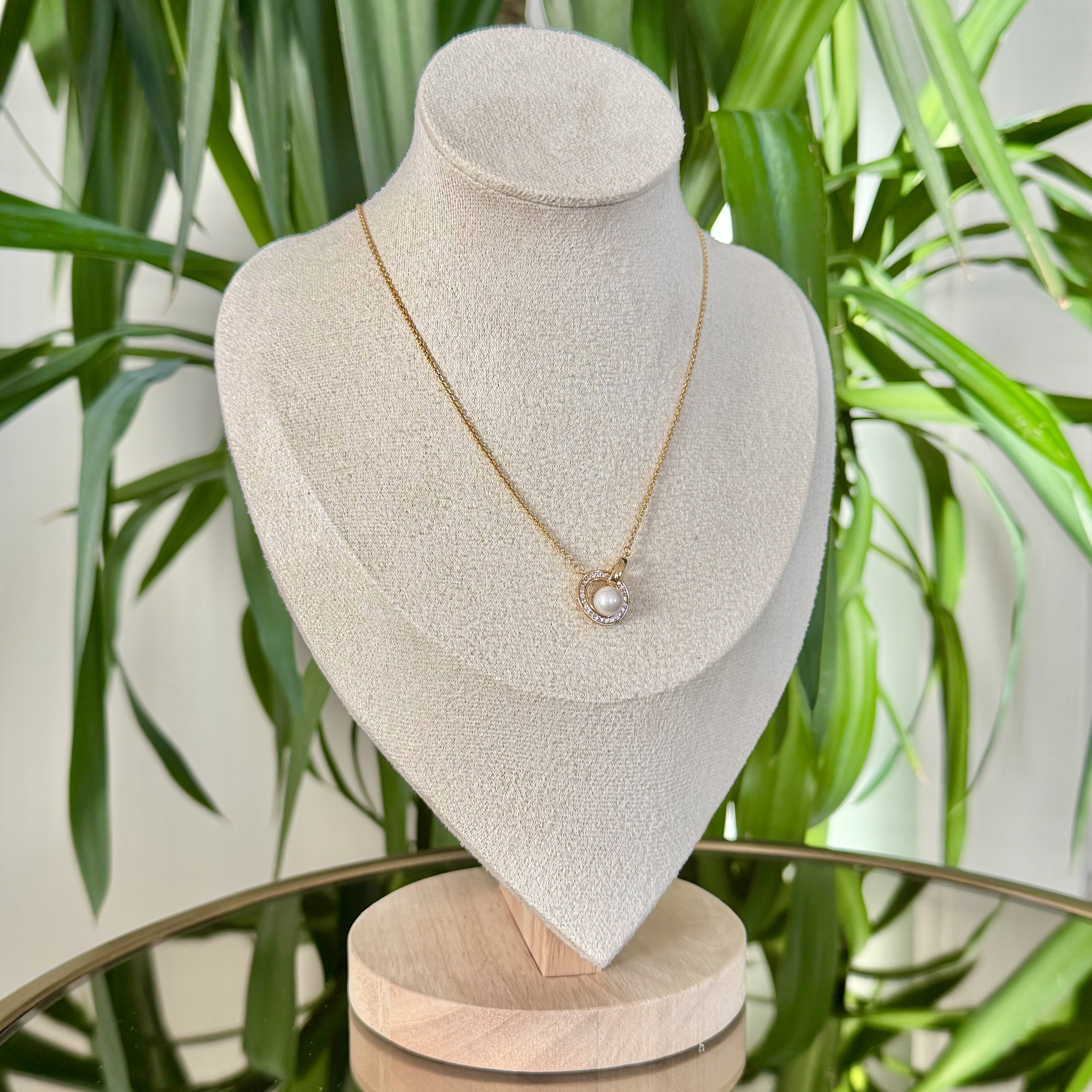 Özel Seri İnci Detaylı Oval Taşlı Kolye