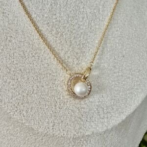 Özel Seri İnci Detaylı Oval Taşlı Kolye