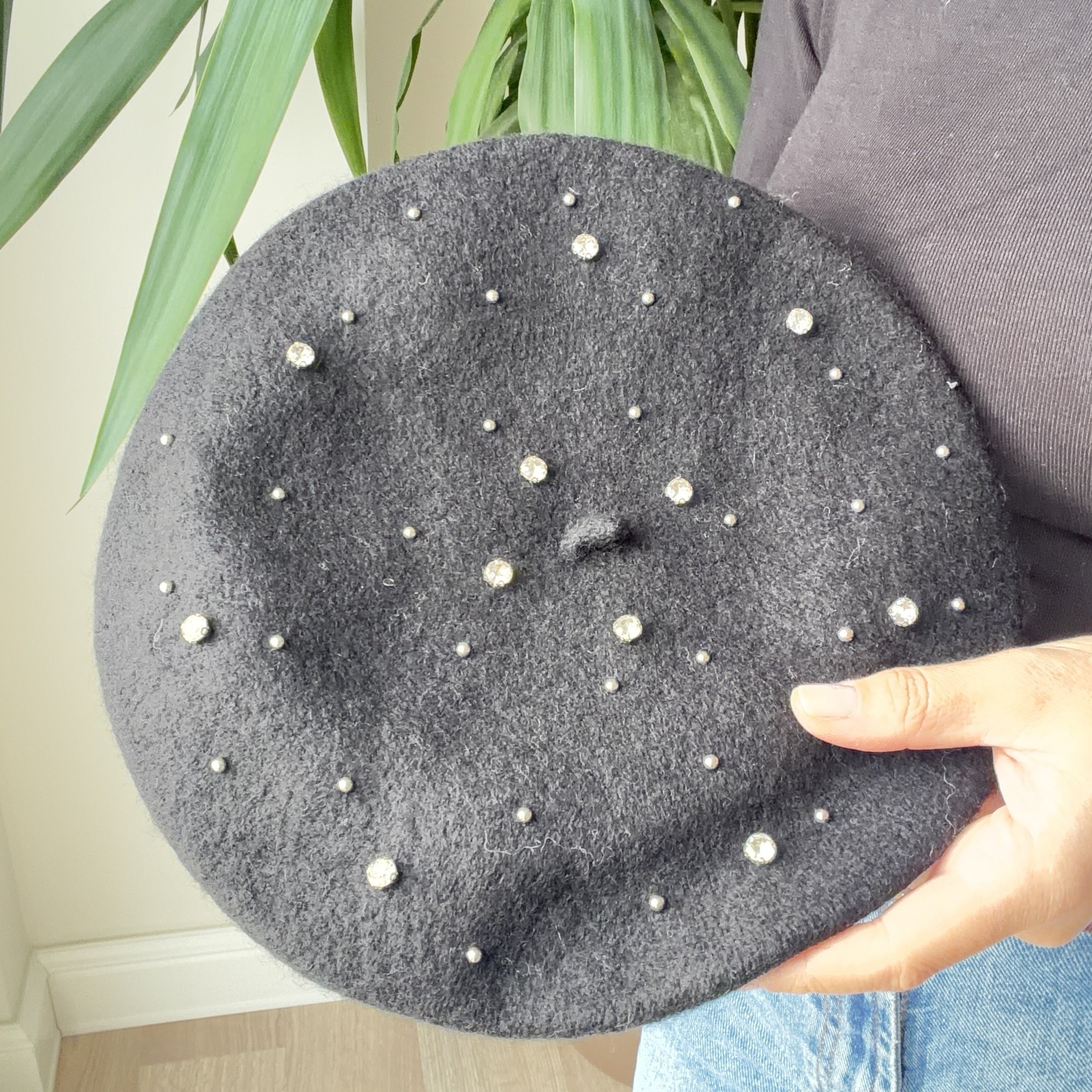 Taşlı Siyah Ressam Bere