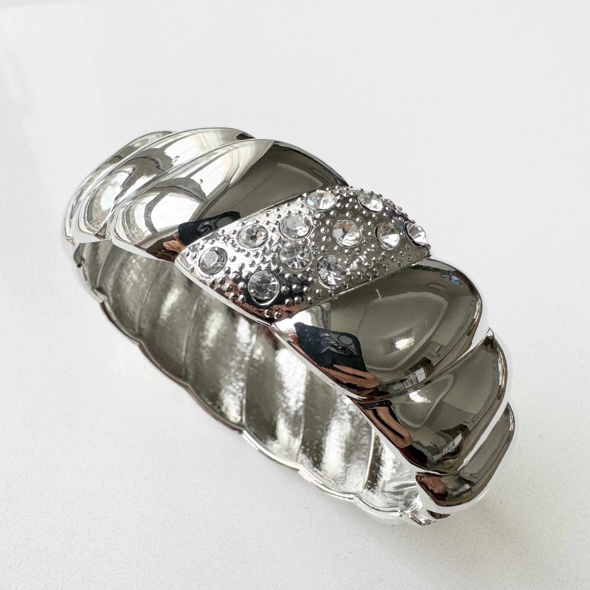 Kabartmalı Taş Detaylı Keleçe -silver-