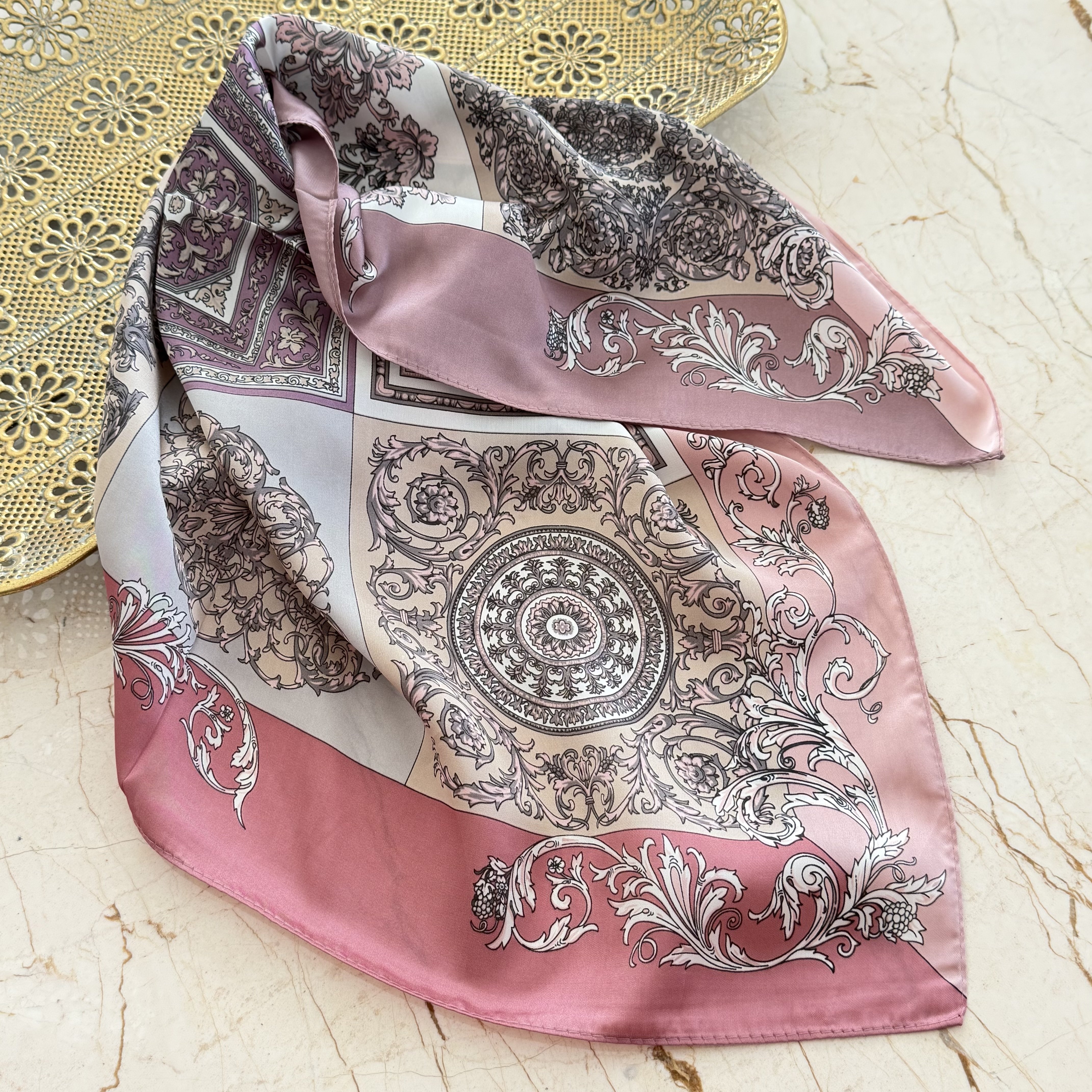 Geometrik Desenli Pembe İpek Saten Fular (70*70cm)
