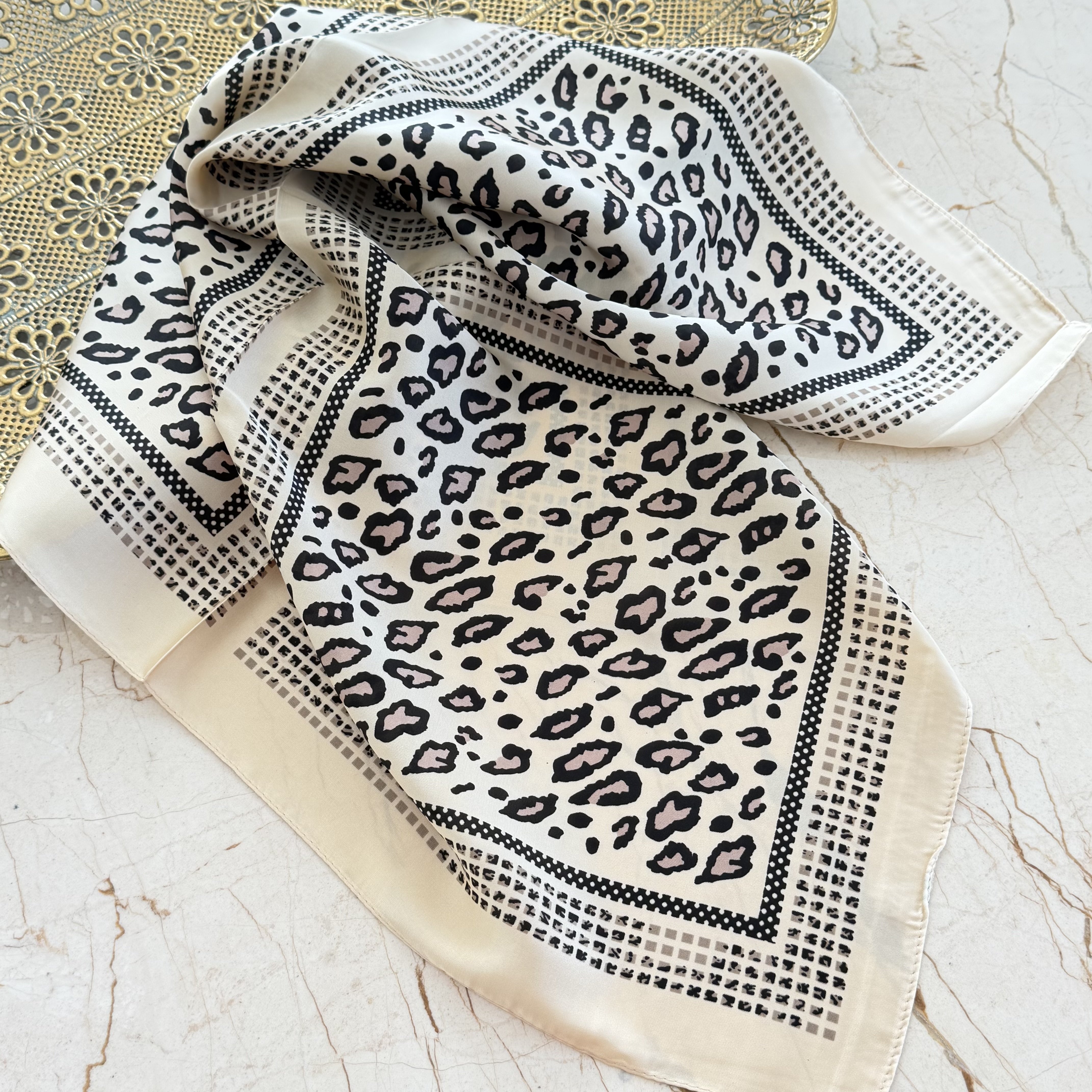 Krem Renk Leopar Desenli İpek Saten Fular (70*70cm)