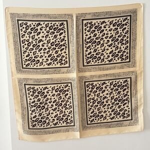 Krem Renk Leopar Desenli İpek Saten Fular (70*70cm)