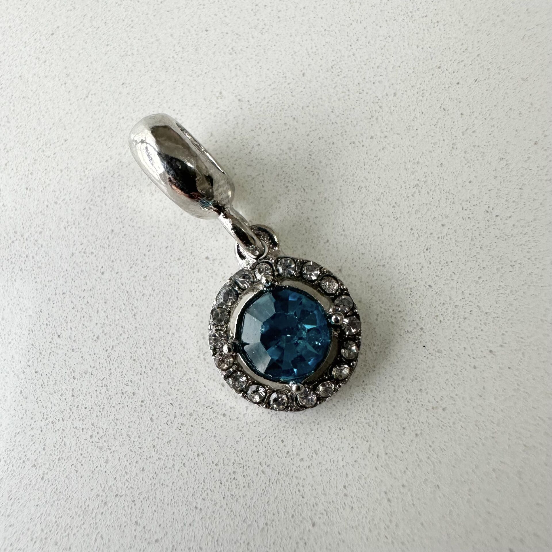 Mavi Taş Sallantılı Charm