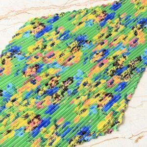 Arı Detaylı Broş İpek Saten Pliseli Fular Kombin