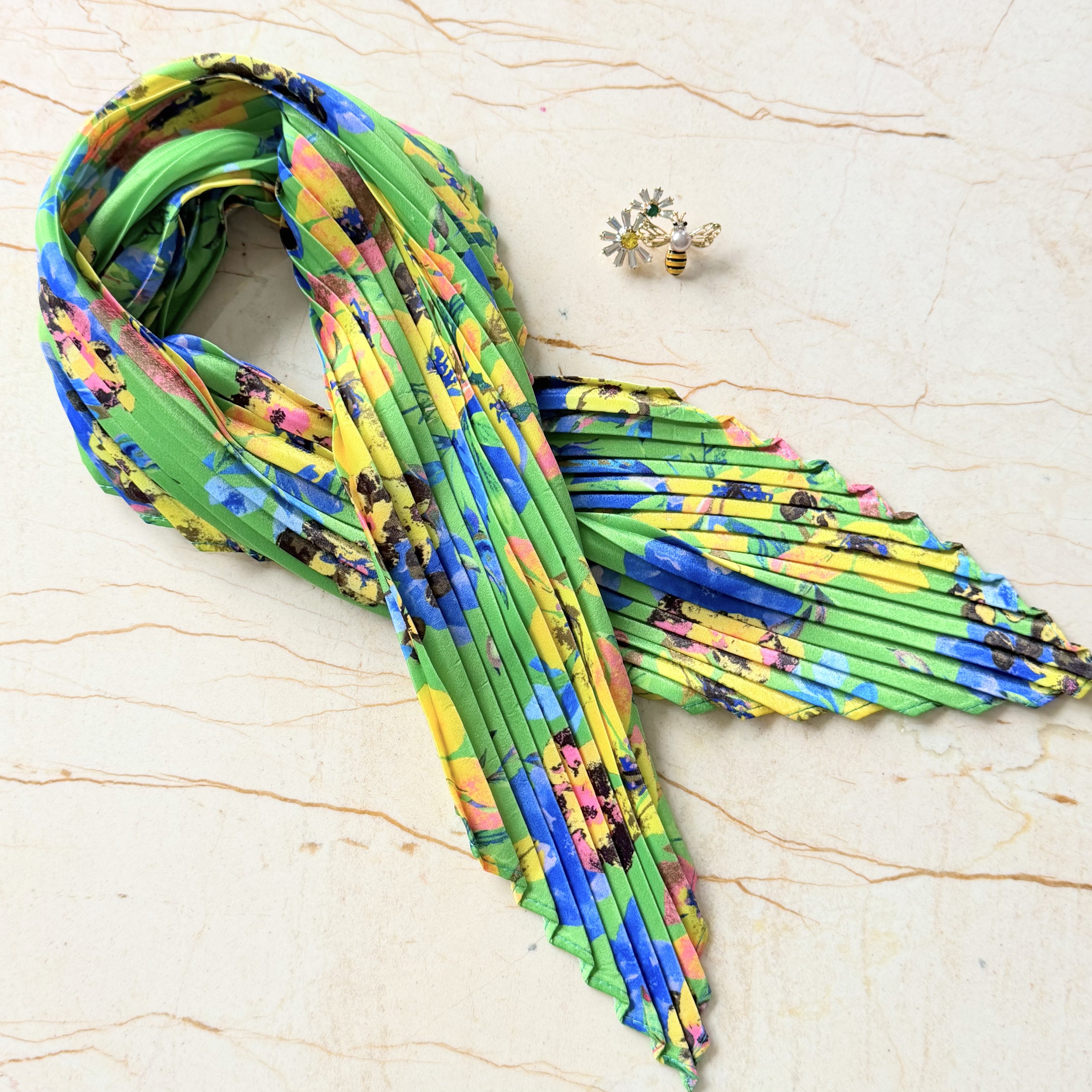 Arı Detaylı Broş İpek Saten Pliseli Fular Kombin