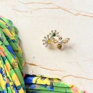 Arı Detaylı Broş İpek Saten Pliseli Fular Kombin