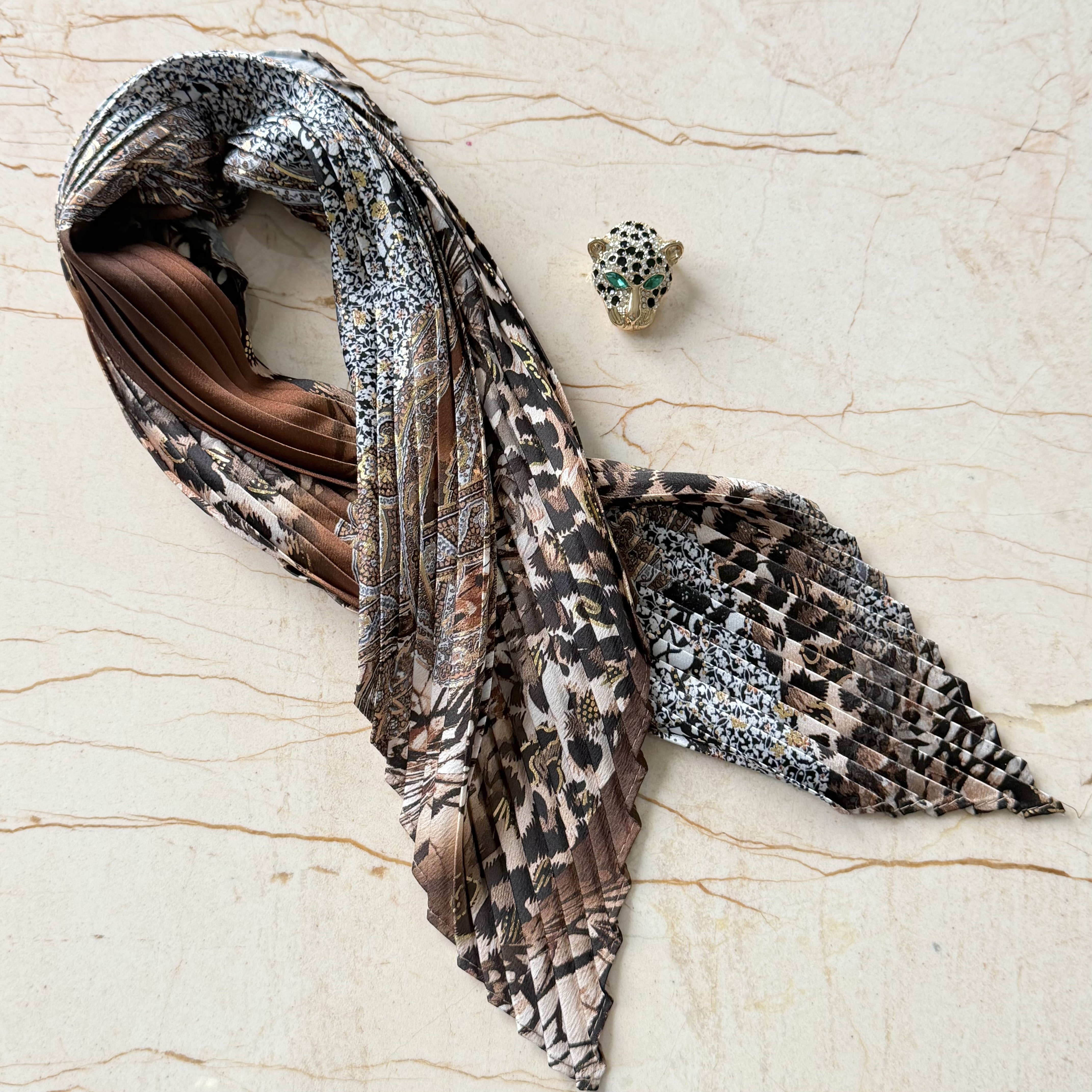 Leopar Broş İpek Saten Pliseli Fular Kombin