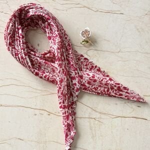 Pembe Çiçek Broş Pliseli İpek Saten Fular Kombin