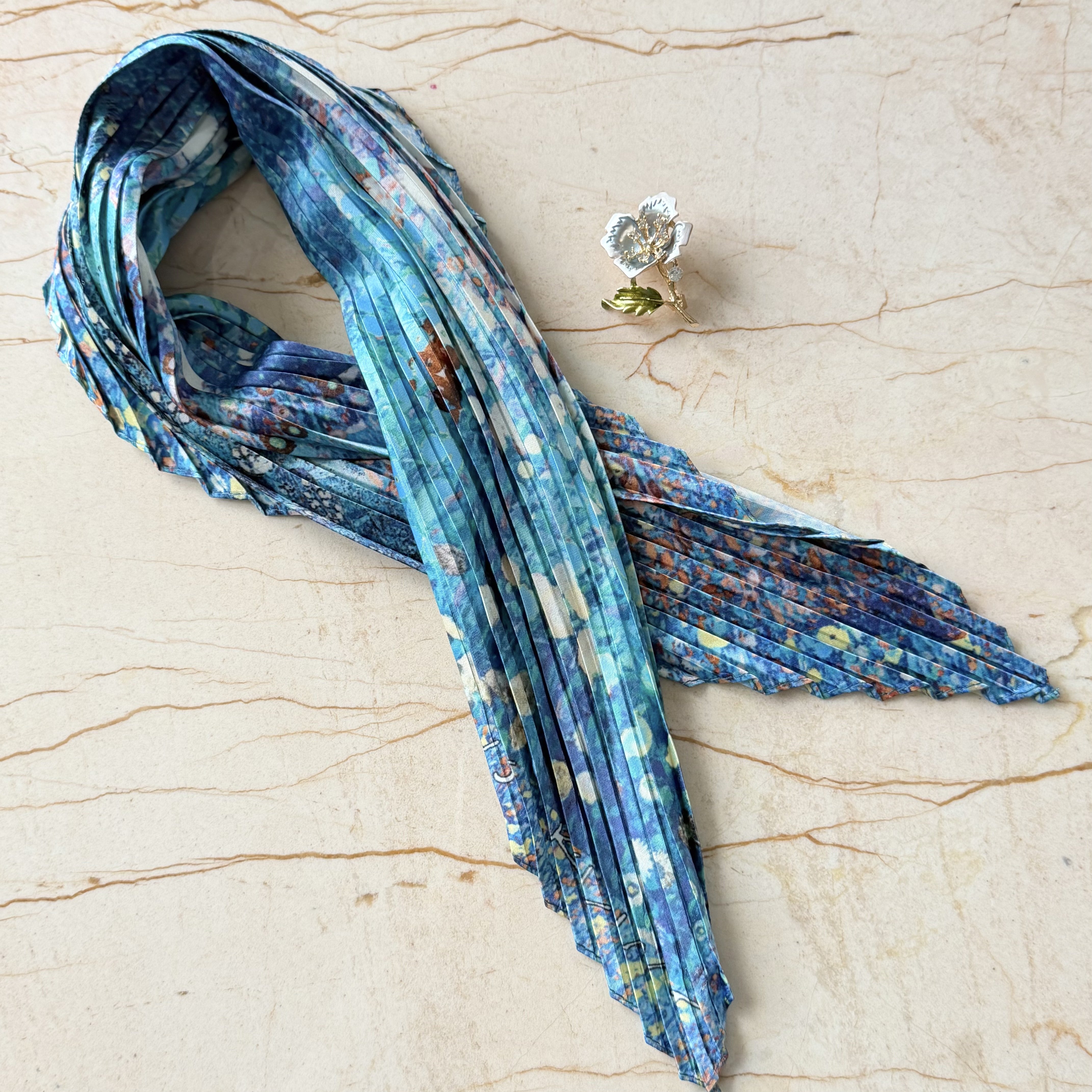 Mavi Çiçek Broş Pliseli İpek Saten Fular Kombin