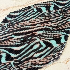 İnci Detaylı Çiçek Broş Pliseli İpek Saten Fular Kombin