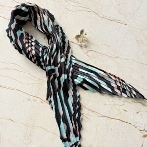 İnci Detaylı Çiçek Broş Pliseli İpek Saten Fular Kombin