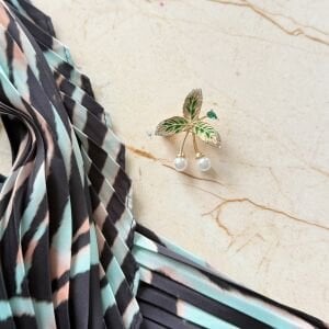 İnci Detaylı Çiçek Broş Pliseli İpek Saten Fular Kombin