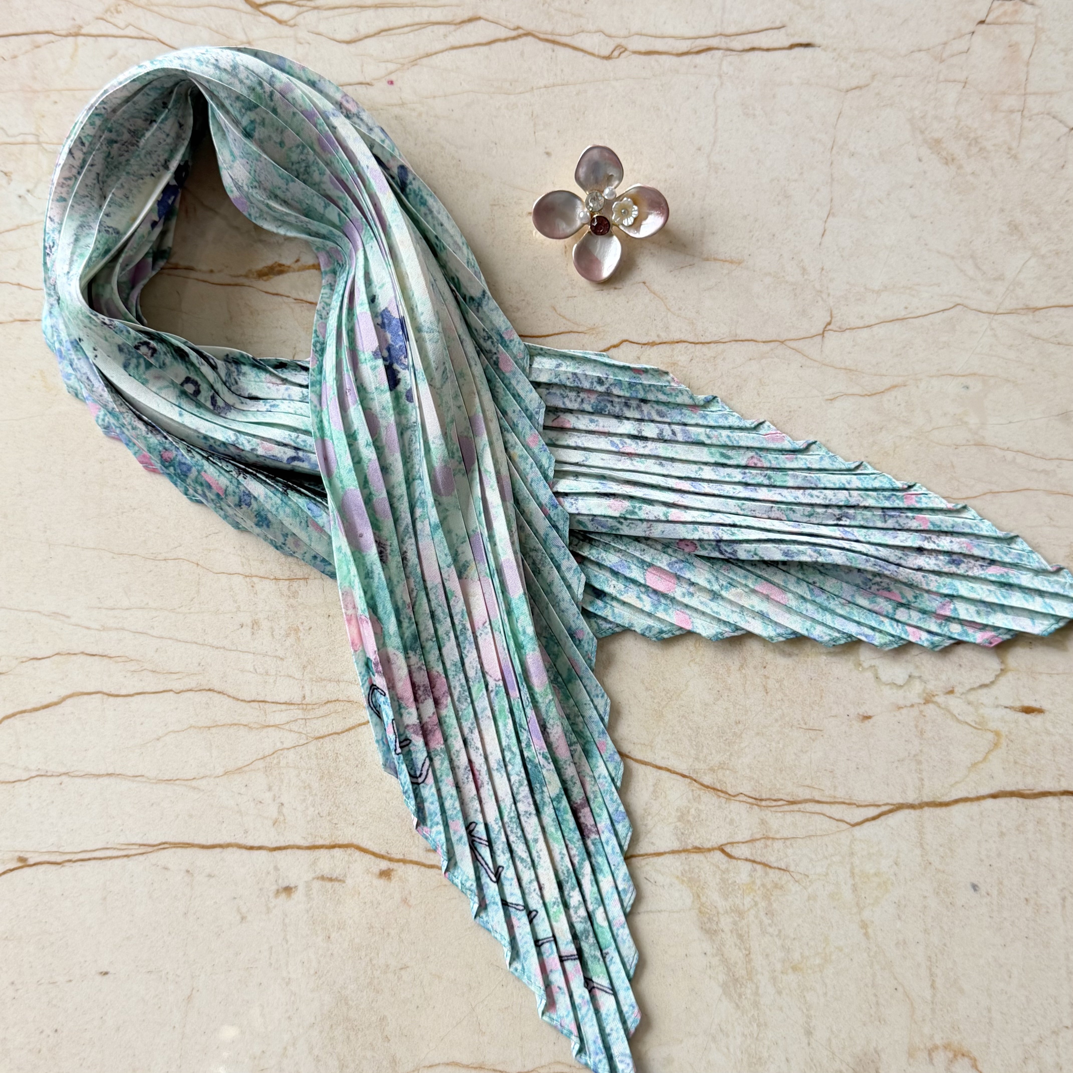 Pembe Çiçek Broş Pliseli İpek Saten Fular Kombin