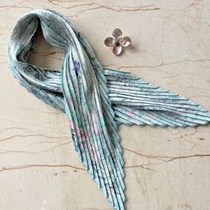 Pembe Çiçek Broş Pliseli İpek Saten Fular Kombin