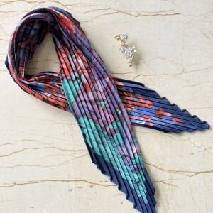 Çiçek Buketi Broş Pliseli İpek Saten Fular Kombin