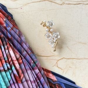 Çiçek Buketi Broş Pliseli İpek Saten Fular Kombin