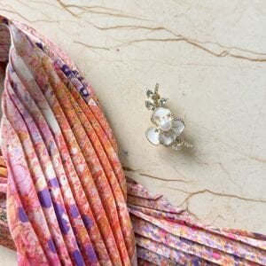 Çiçek Broş Pliseli İpek Saten Fular Kombin