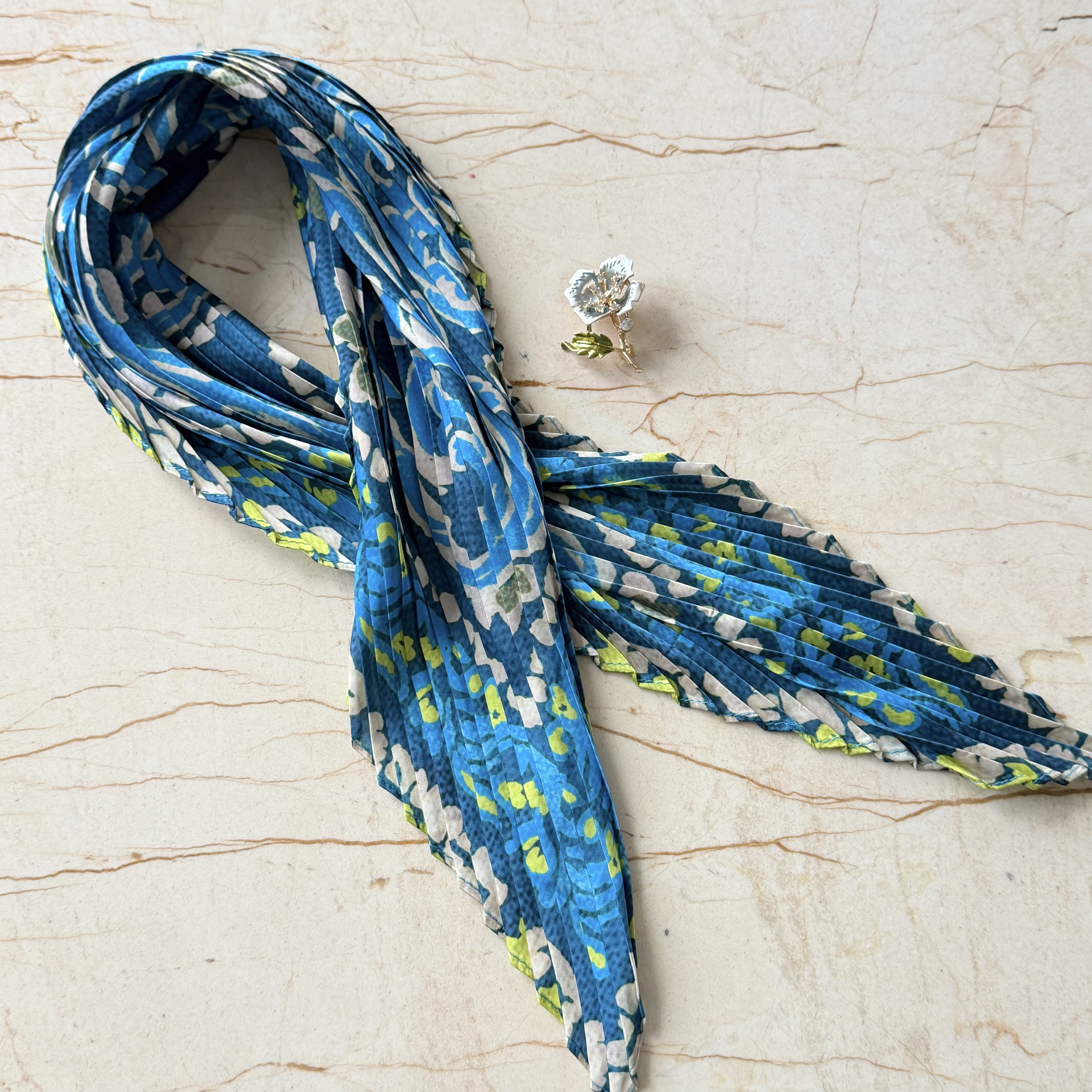 Mavi Çiçek Broş İpek Saten Pliseli Fular Kombin