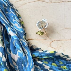 Mavi Çiçek Broş İpek Saten Pliseli Fular Kombin