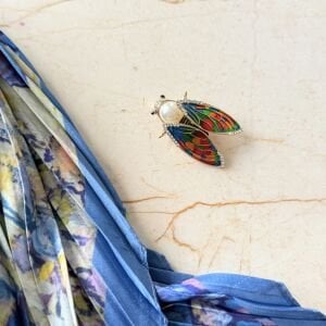 Arı Broş Pliseli İpek Saten Fular Kombin