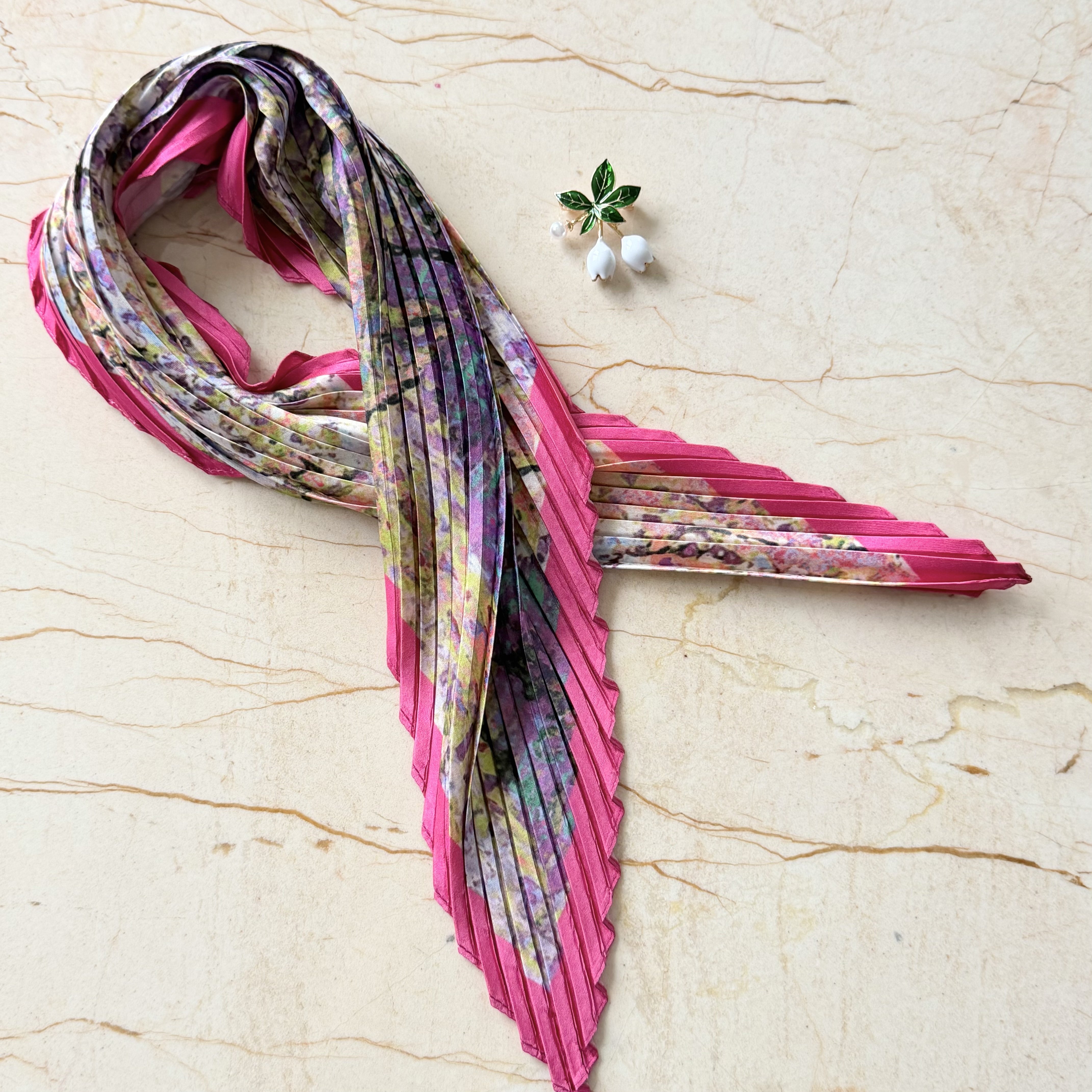 Beyaz Laleler Broş Pliseli İpek Saten Fular Kombin