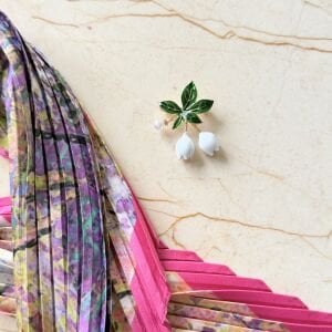 Beyaz Laleler Broş Pliseli İpek Saten Fular Kombin