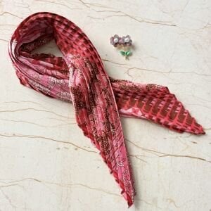 Kırmızı Papatya Broş Pliseli İpek Saten Fular Kombin