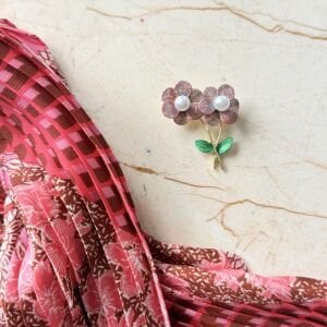 Kırmızı Papatya Broş Pliseli İpek Saten Fular Kombin