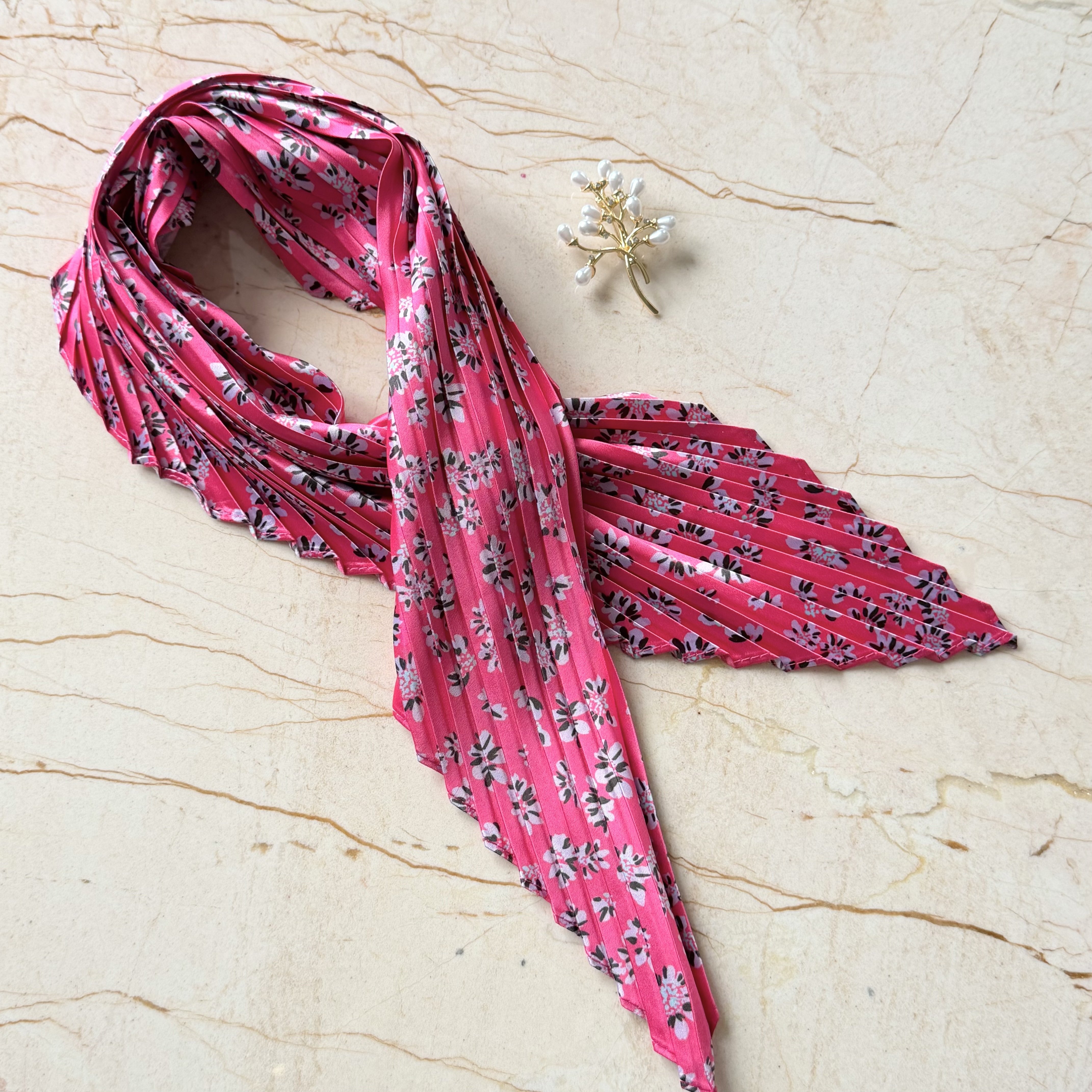 İnci Demeti Broş Pliseli İpek Saten Fular Kombin