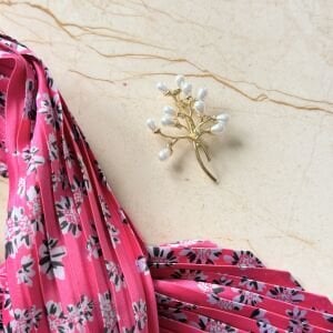 İnci Demeti Broş Pliseli İpek Saten Fular Kombin