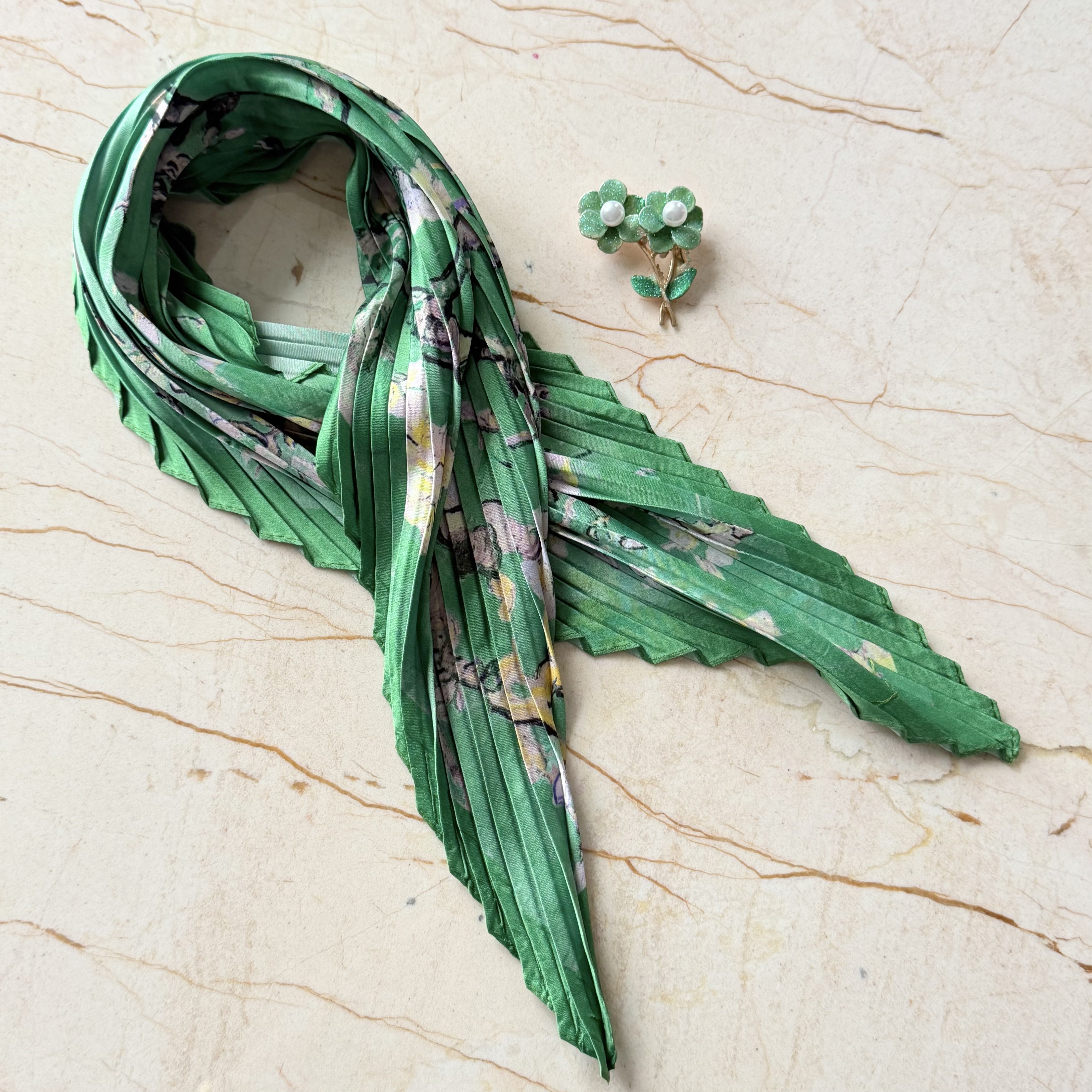 Yeşil Papatya Broş Pliseli İpek Saten Fular Kombin