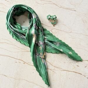 Yeşil Papatya Broş Pliseli İpek Saten Fular Kombin