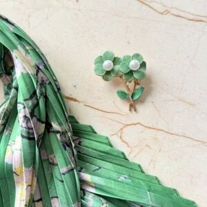 Yeşil Papatya Broş Pliseli İpek Saten Fular Kombin