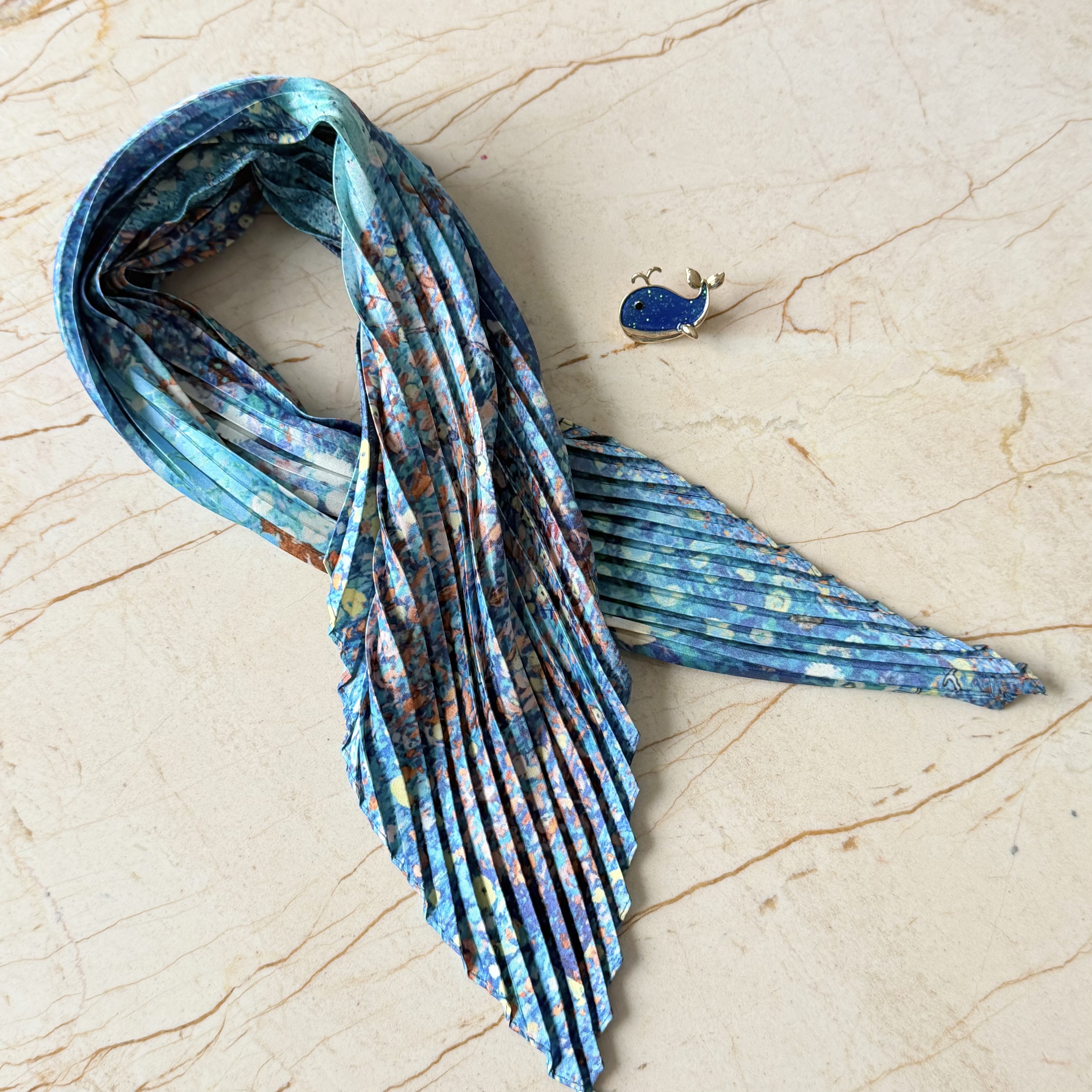 Balık Broş Pliseli İpek Saten Fular Kombin