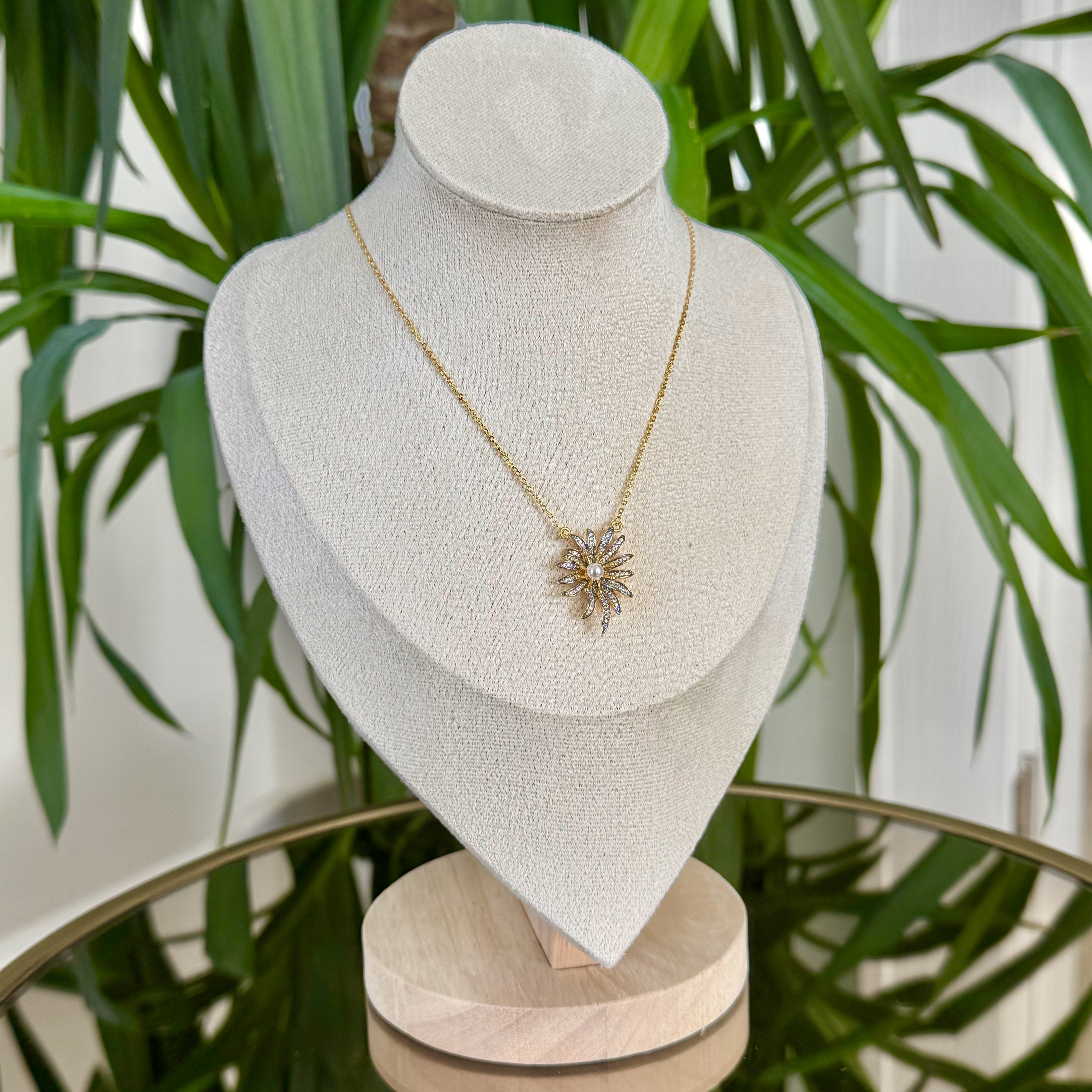 Altın Kaplama Taşlı İnci Detaylı Çiçek Kolye