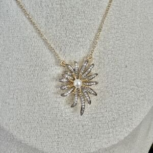 Altın Kaplama Taşlı İnci Detaylı Çiçek Kolye