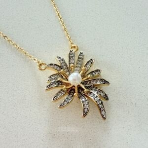 Altın Kaplama Taşlı İnci Detaylı Çiçek Kolye