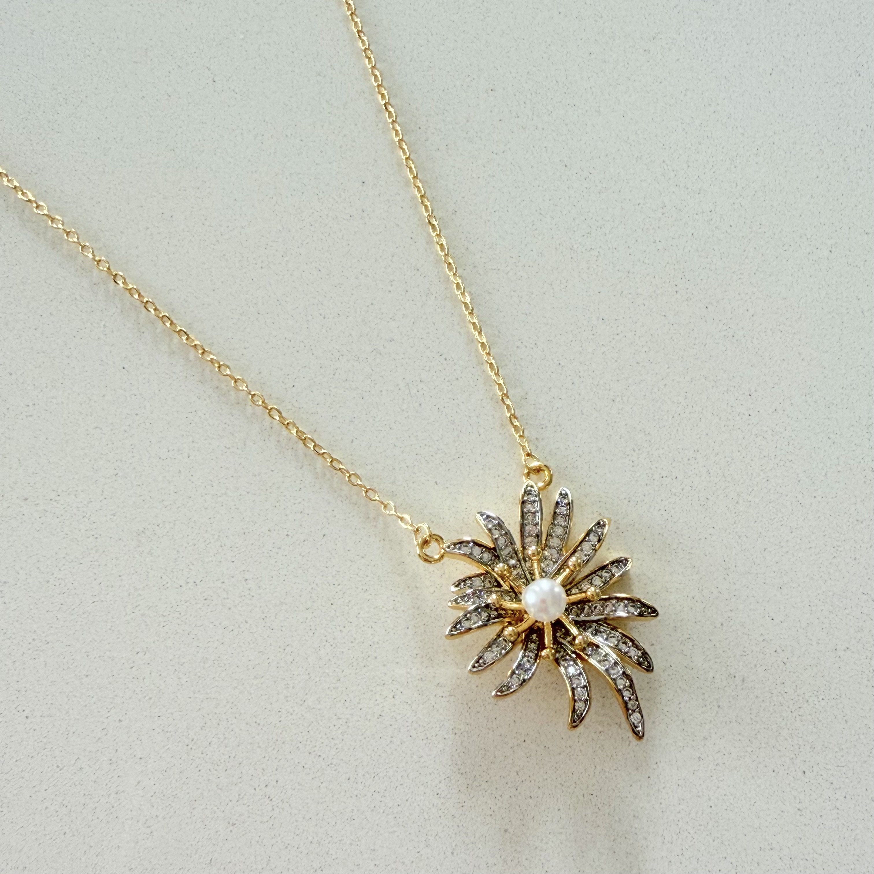 Altın Kaplama Taşlı İnci Detaylı Çiçek Kolye