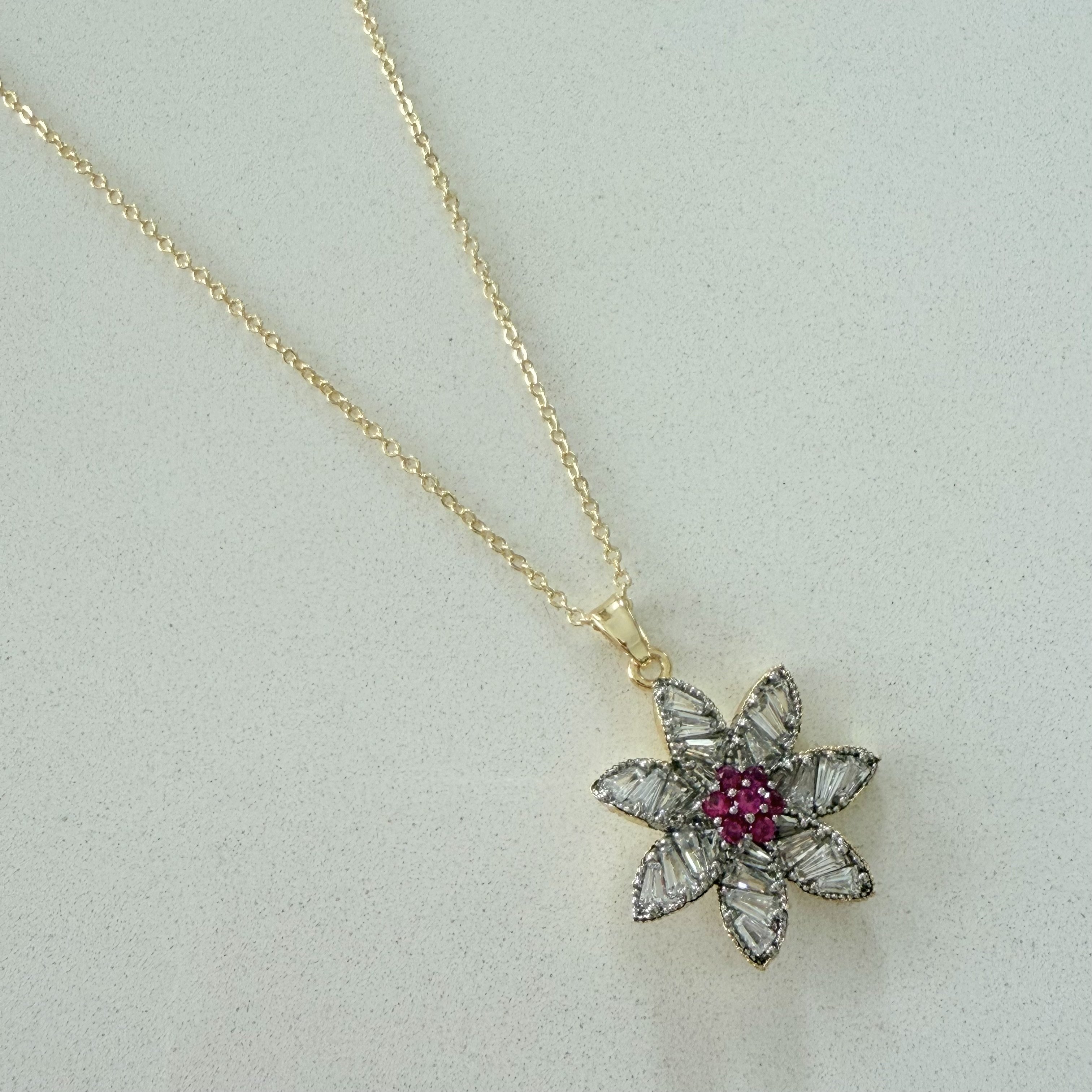 Altın Kaplama Kristal Taşlı Çiçek Kolye