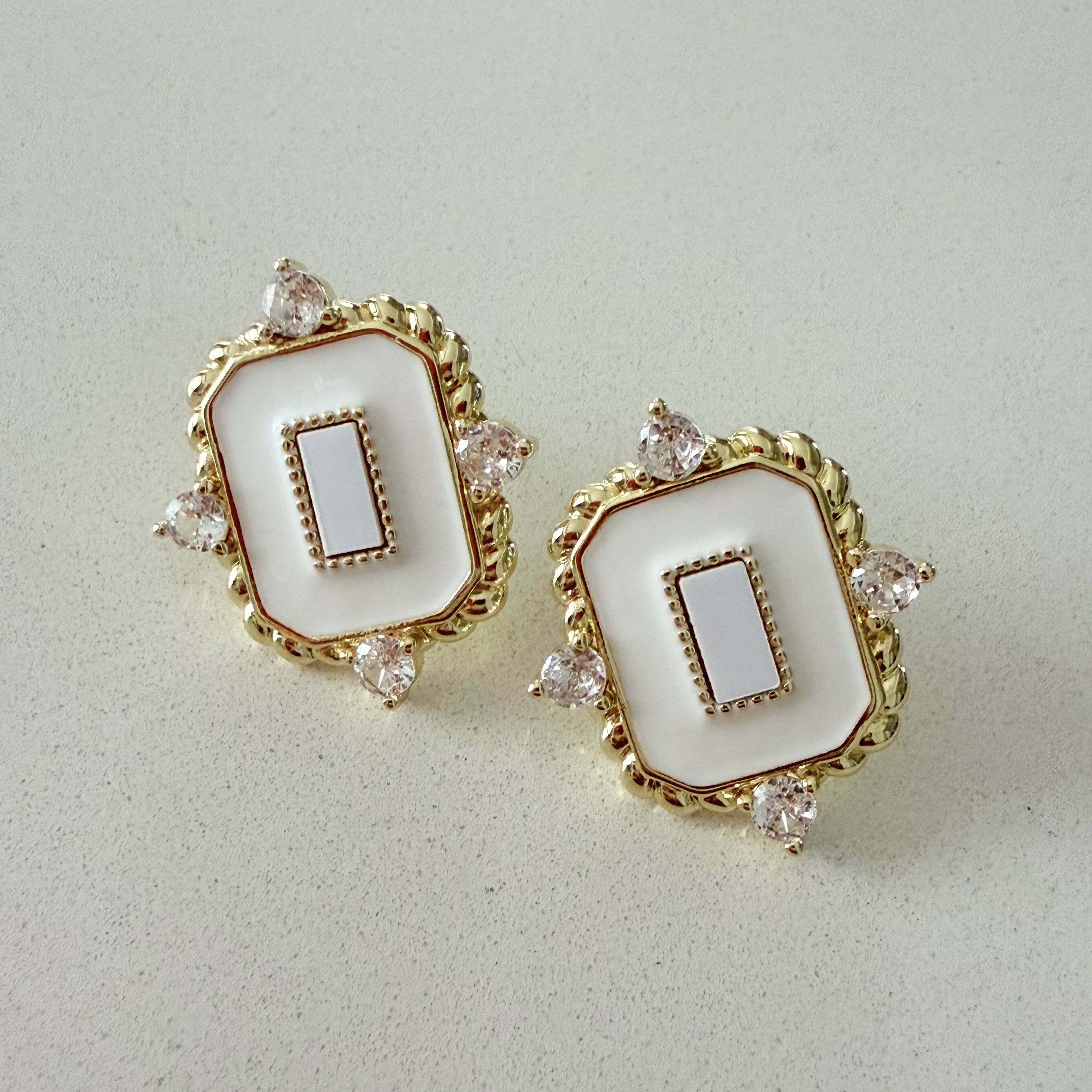 Altın Kaplama Beyaz Mineli Taşlı Küpe