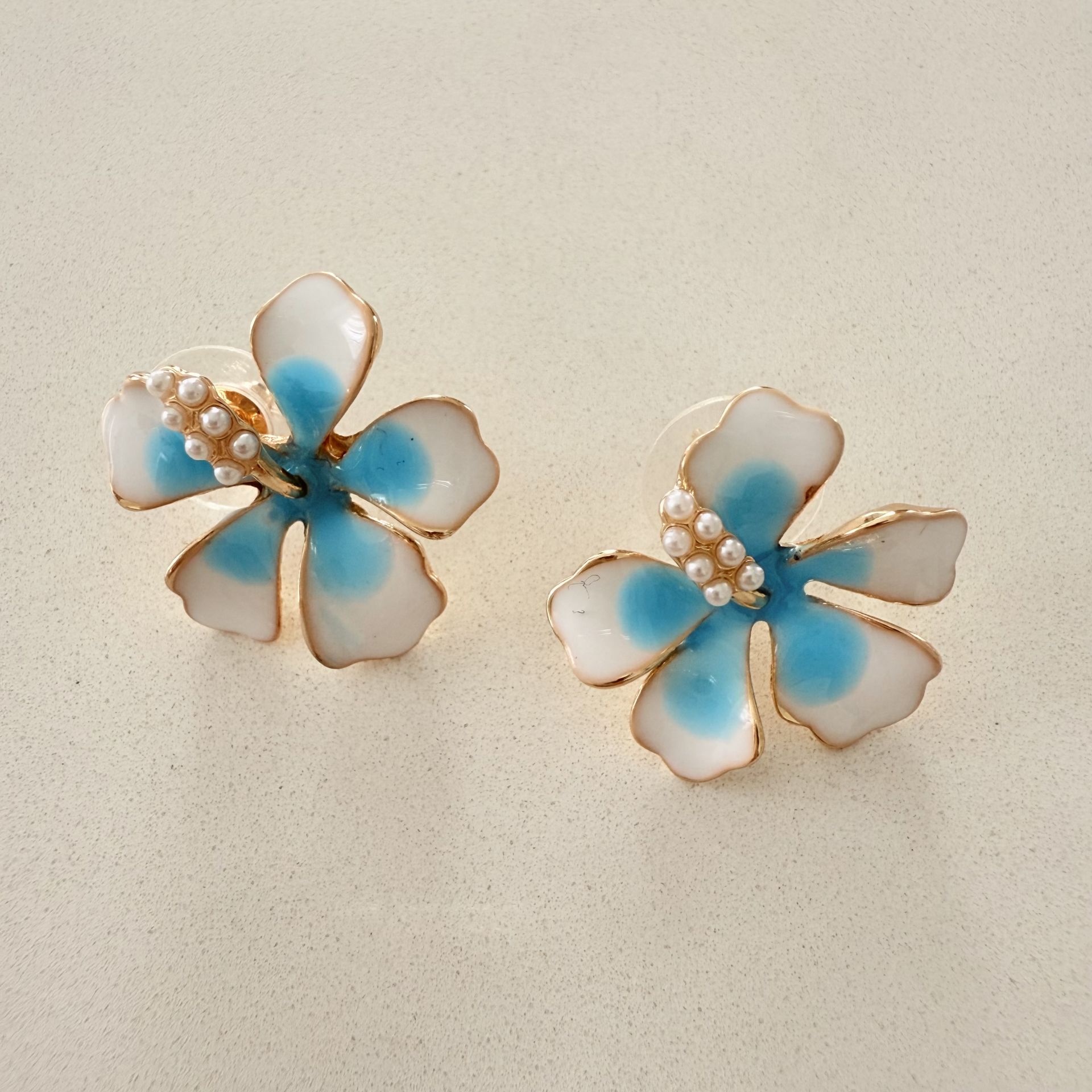 İnci Detaylı Mavi Beyaz Mineli Manolya Küpe